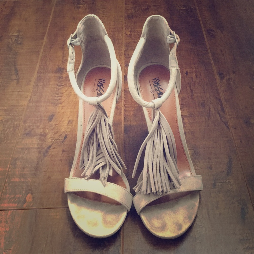 Taupe suede heels with fringe